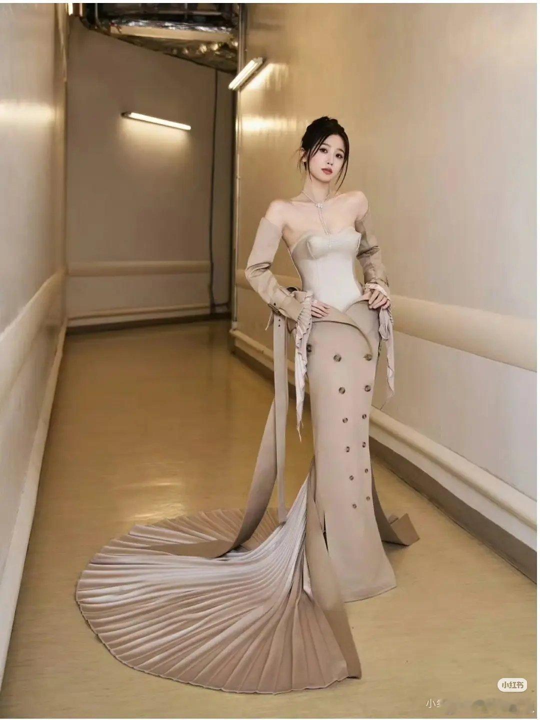 乐子｜别的不评价，但她这两年挑礼服的眼光很好 