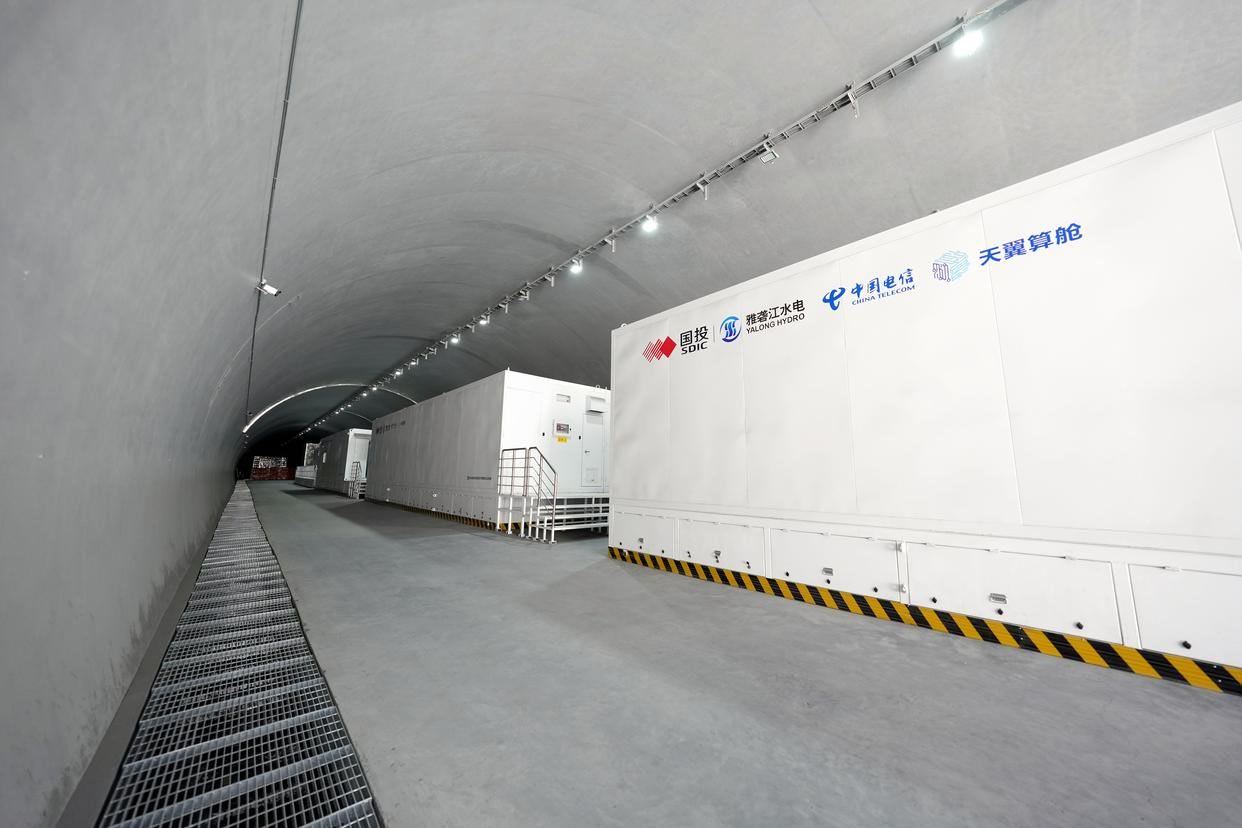 【全国首个高海拔岩洞式算力舱智算中心——雅砻江两河口算电融合示范项目投运】12月