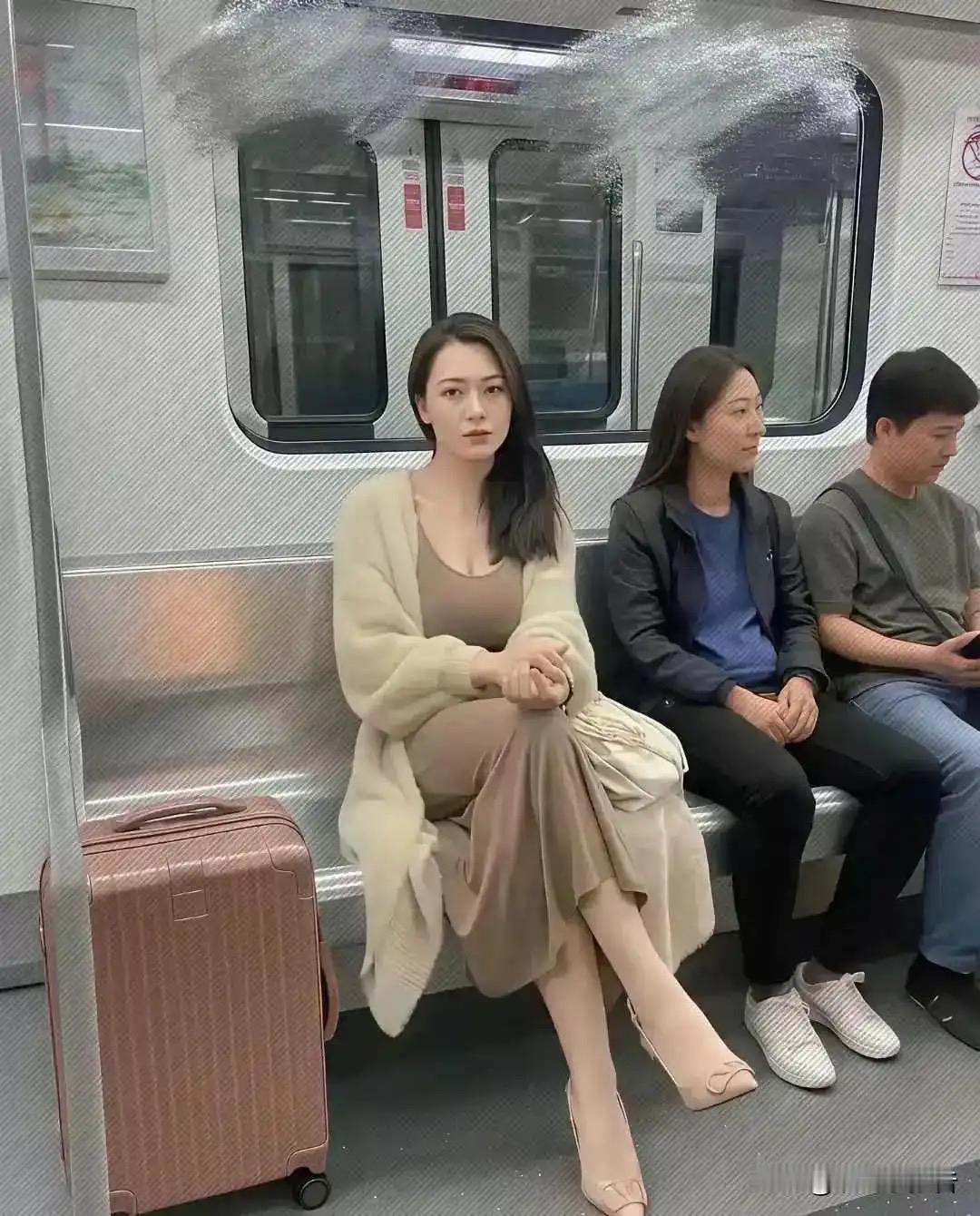 这女的从我上车到现在就一直看着我 整的我都不好意思了[捂脸]