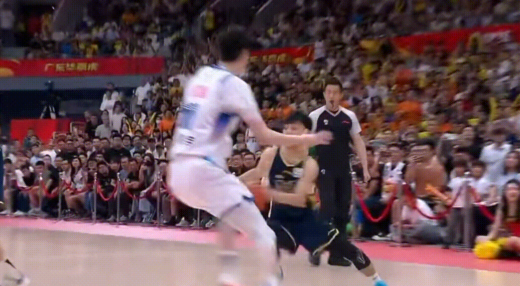 帅气啊！徐杰蛇形突破打进关键2+1，够潇洒！现场喊起了MVP的响声！广东男篮vs