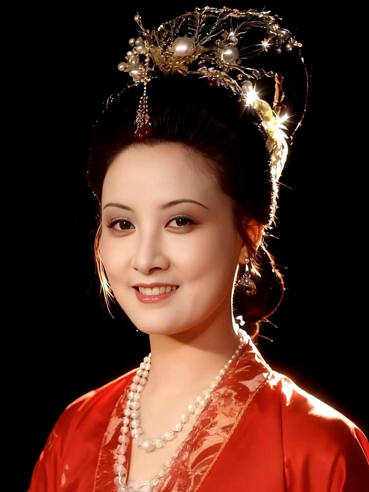 谁懂啊！38年了，邓婕的王熙凤还是能把现在的古装剧按在地上摩擦！

现在网上吵翻