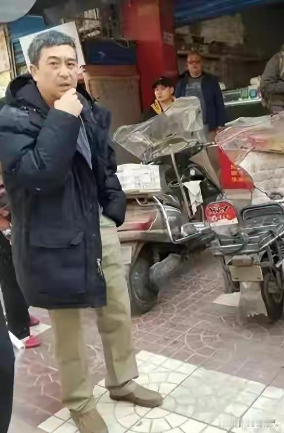 张嘉译长相一般，还是弯腰驼背的，但是这个男演员很有魅力。
是中年妇女的偶像，很多