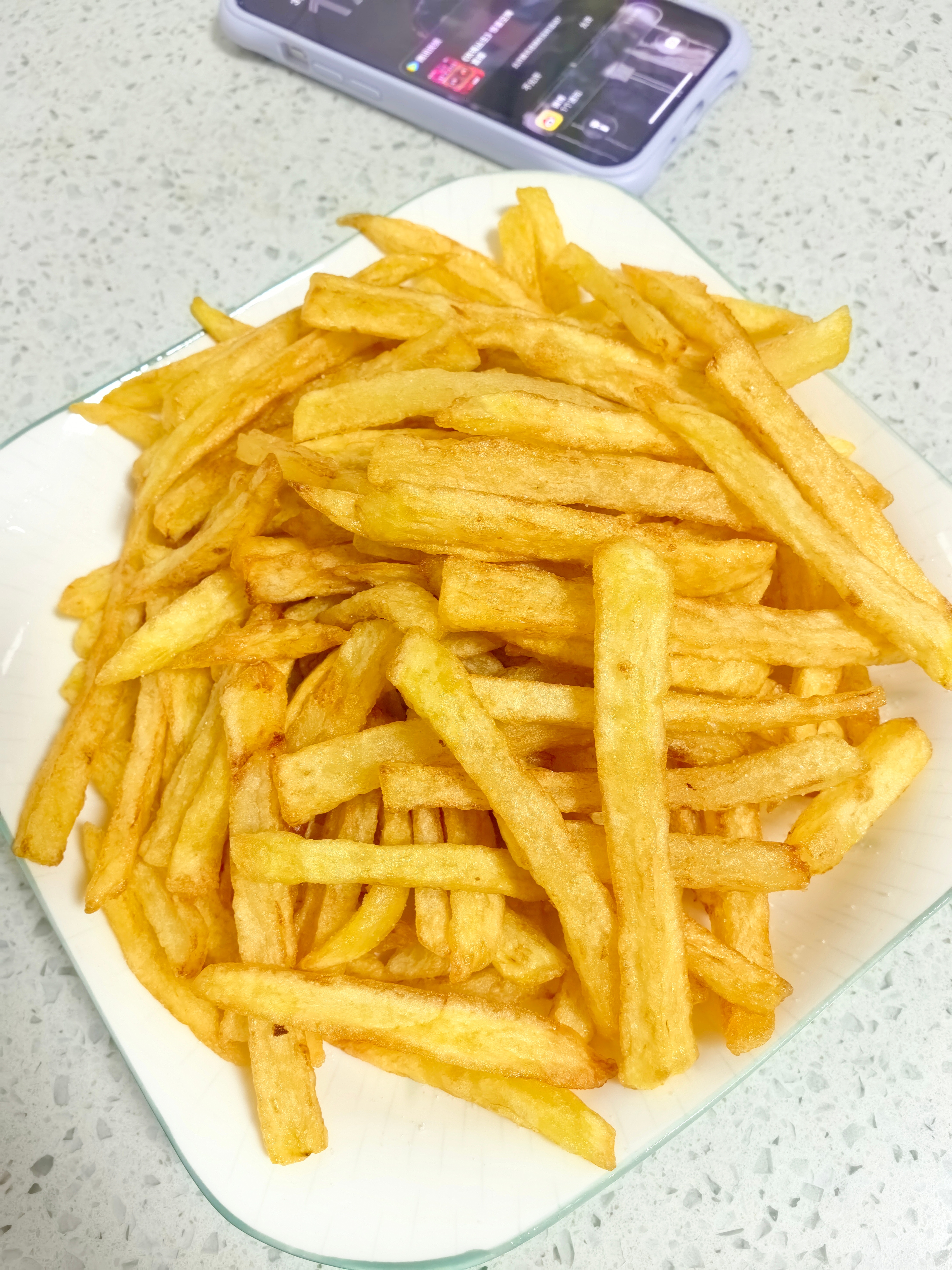 边看宁哥宣剧直播边炸薯条一不留神过了火还好手快从油锅里捞出来了！ 