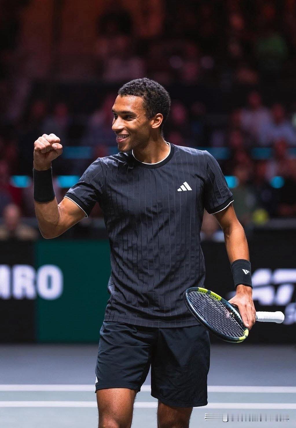 万万没想到阿里亚西姆竟然是现役男子球员中进入室内硬地决赛次数第四多的球员。

?