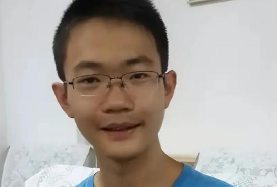 2016年，甘肃学生胡明源语文课从不听讲，天天熬夜打游戏，高考却以690分考上北