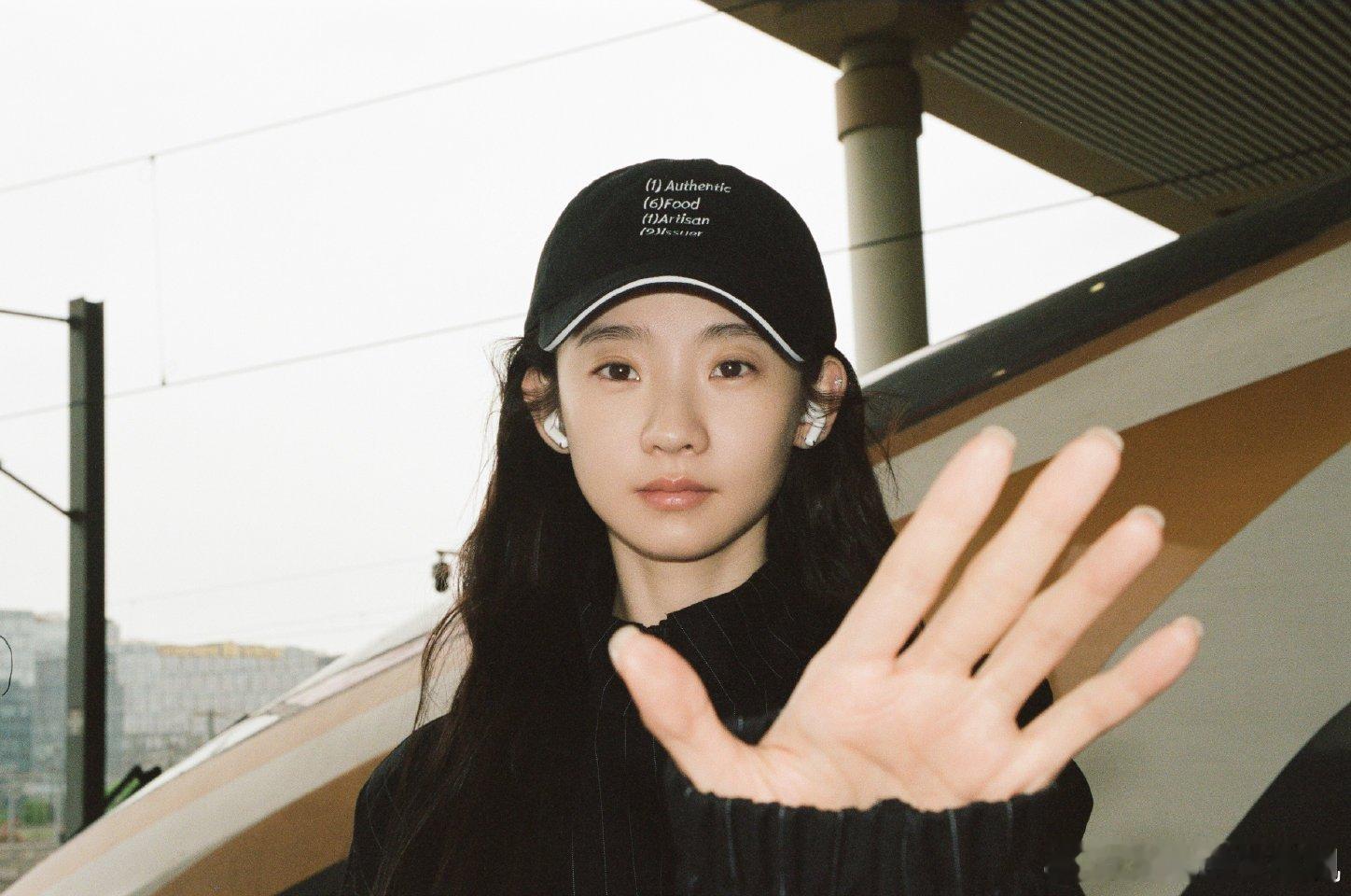 张艺凡手语回应听障观众成都路演现场，张艺凡主动留意到听障观众，贴心用手语回应互动