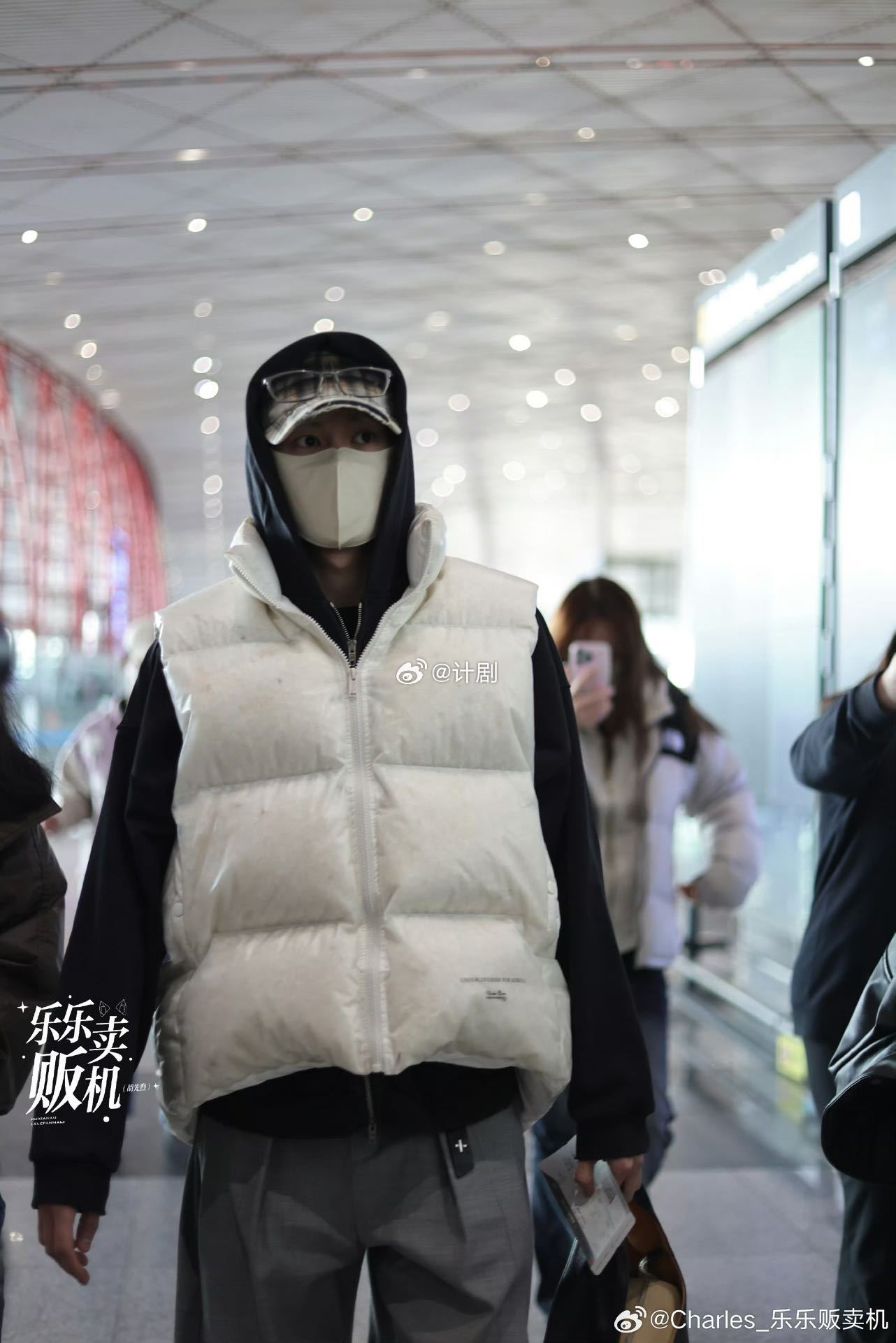 胡先煦秒删博 染发惊喜提前泄露，委屈吐槽后马上删博，这反应简直就是可爱本人了！ 