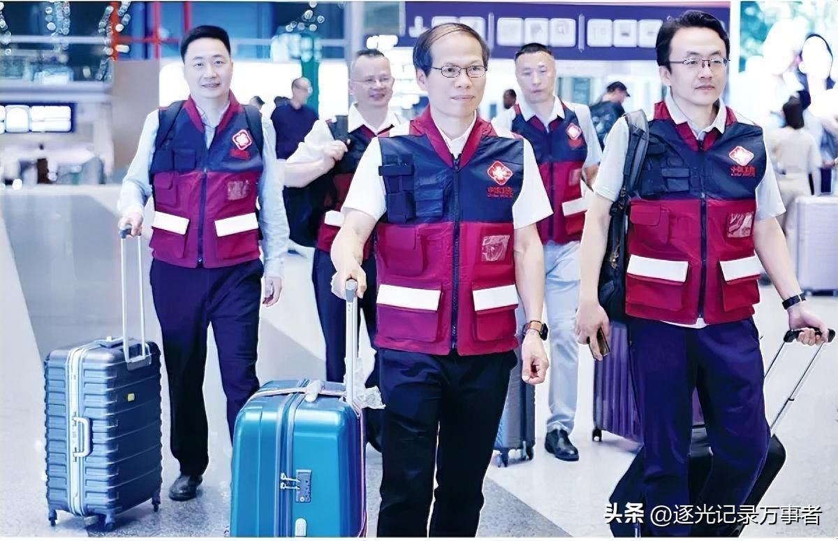 队员身着印有中国卫生字样的红藏拼色应急马甲，集结中西医、公卫领域骨干，落地后以中