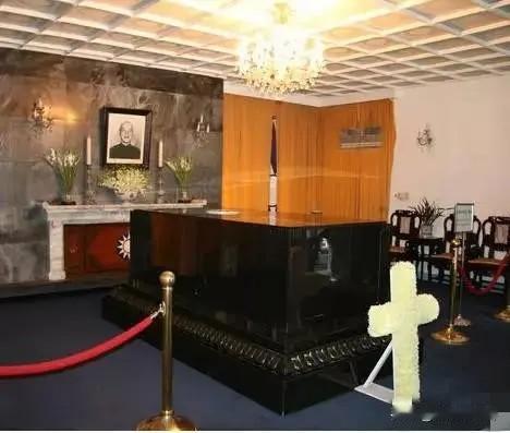 回来吧，回家吧，看看咱们的中国在共产党领导下，国泰民安，国富民强！
蒋家后人公开