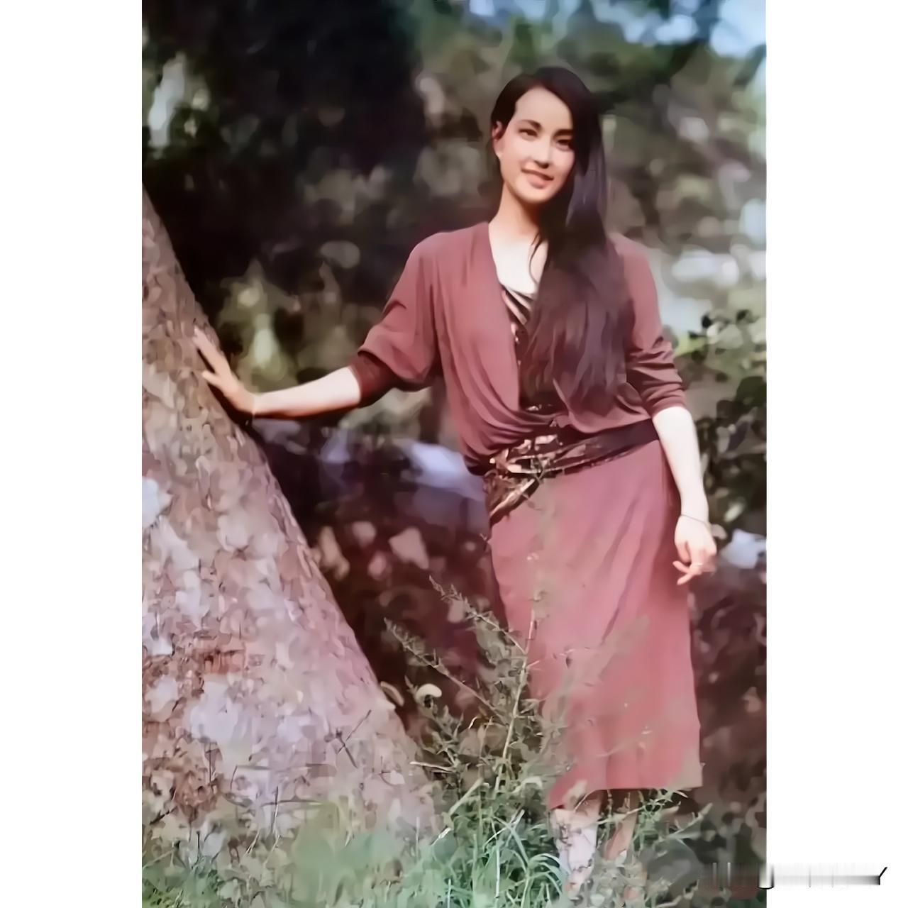 这张照片展现出了刘晓庆上世纪八十年代末到郊外游玩时的情景，那时候的她还很年轻，站