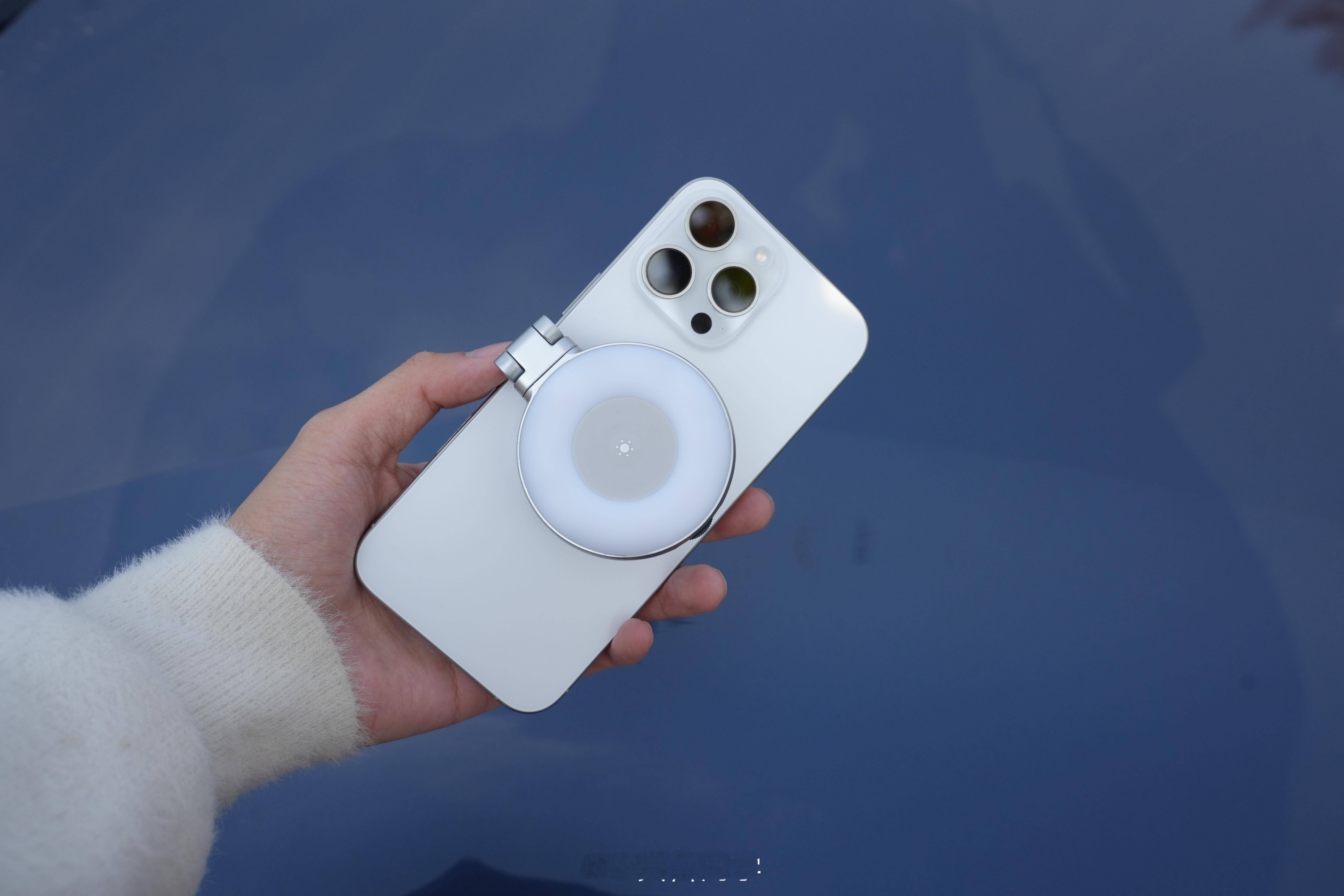 刷到一个海鲜市场闲鱼卖手机的电诈骗局。一老大哥在闲鱼上挂了一台三折叠手机，迅速被