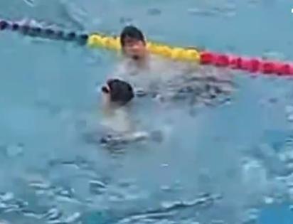近日，四川成都一游泳馆，一名女游客在泳池游泳时，突然体力透支、四肢无力，瞬间失去