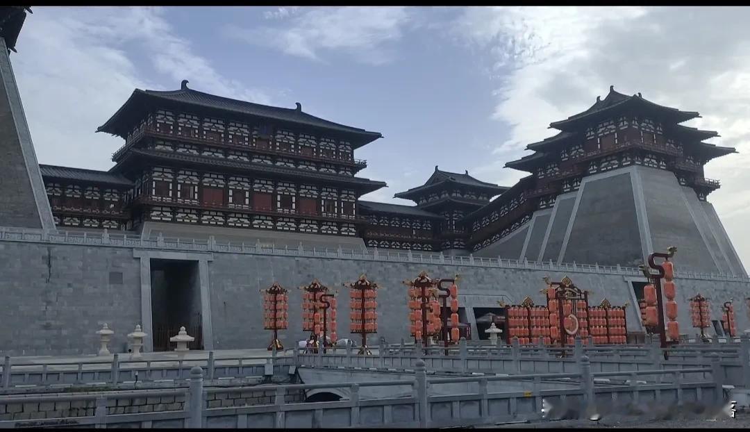 8月10日早晨，当洛阳这座千年古城尚沉浸在朦胧的晨雾之中，应天门附近的旅游车停靠