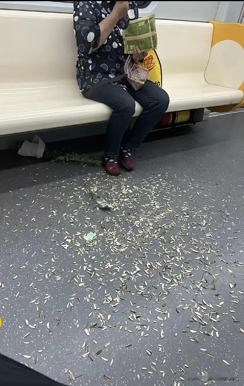 早上地铁上看到的一幕

公共场合一点都不知道什么叫文明

旁边有空位子，别人宁愿