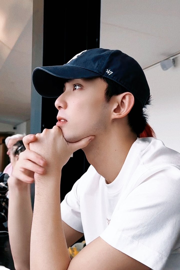 吴磊 水族馆的男美人鱼竟然是吴磊 早起隔着玻璃想你，午饭透过碗筷想你，睡前带着漆