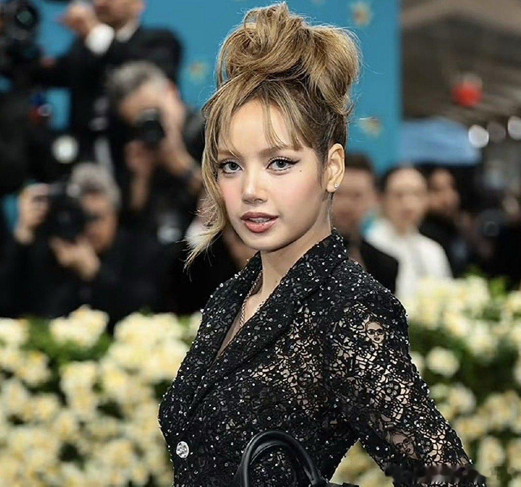 Lisa蕾丝套装她怎么突然变这么老，像阳气被吸走了！ ​​​