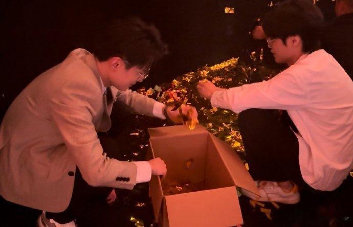 #解说瓶子送金色的雨# 看到解说瓶子发微博说送金色的雨！真挺想哭的，AG这次的表