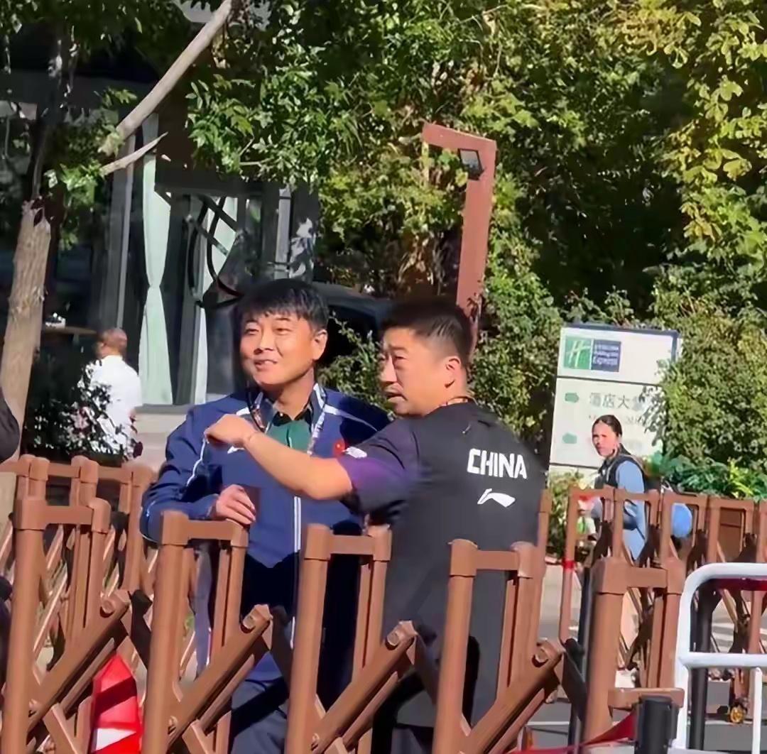 彻底闹大！王皓现场对峙球迷、报警取证窒息混战，全网拉扯无赢家 ​​​
