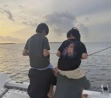 马尔代夫度假美照流出。同行友人样貌出众，37岁的她状态依旧亮眼，和儿子小海绵同框