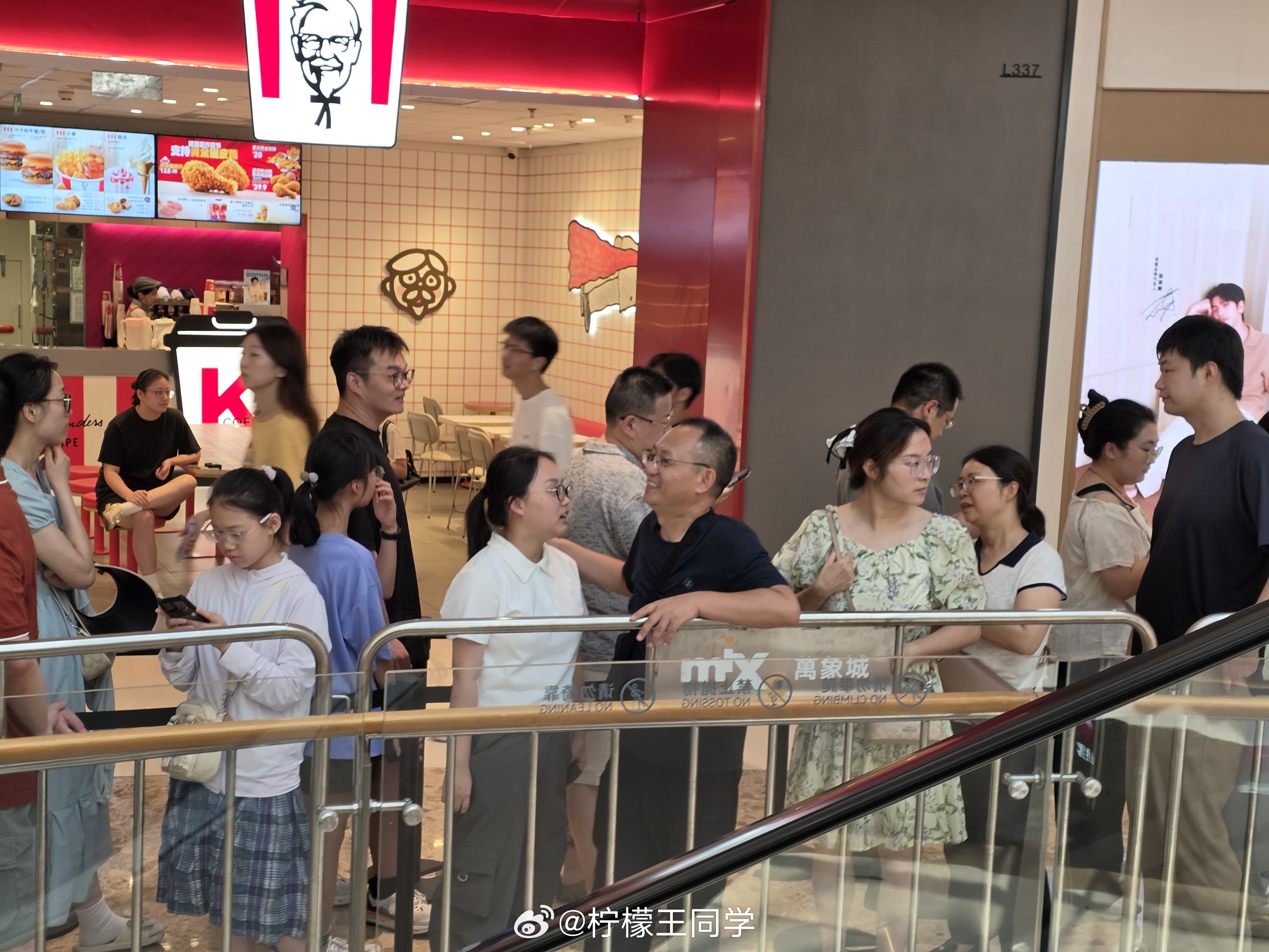 南通万象城10:00开门，10:02寿司郎门口已经排满队了，大家进门都是用跑的，