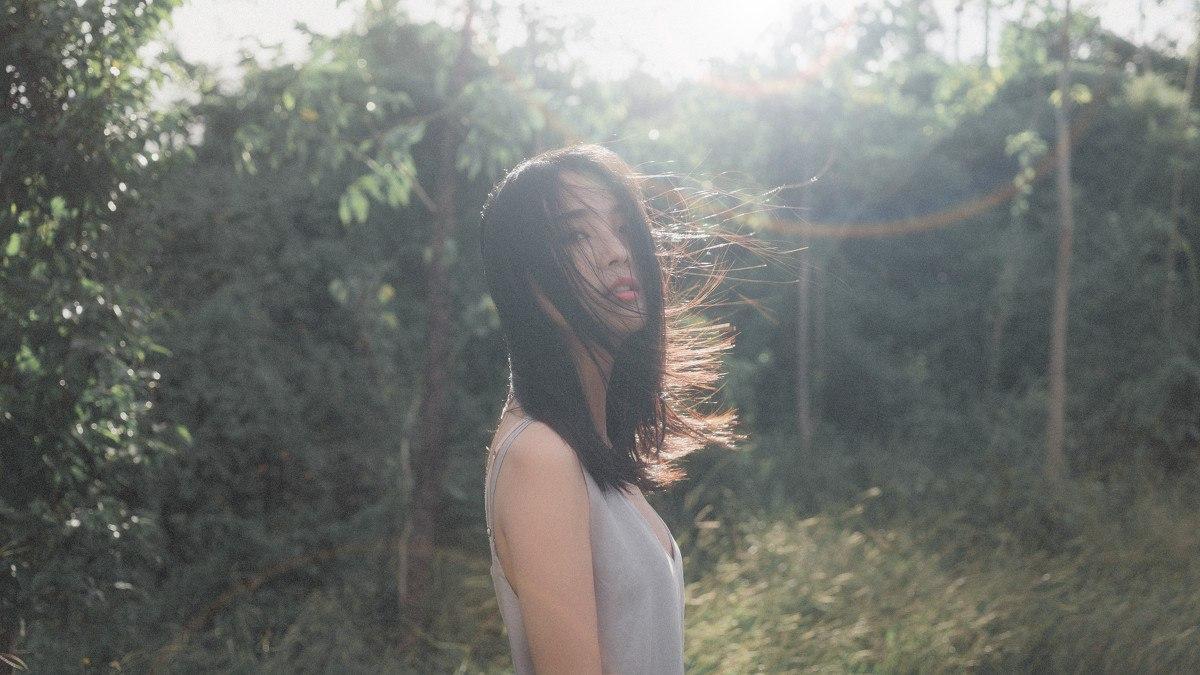 阳光下的森林漫步微风拂面自在悠然🌿🍃🍂森林 高清美女 秋日森林漫步