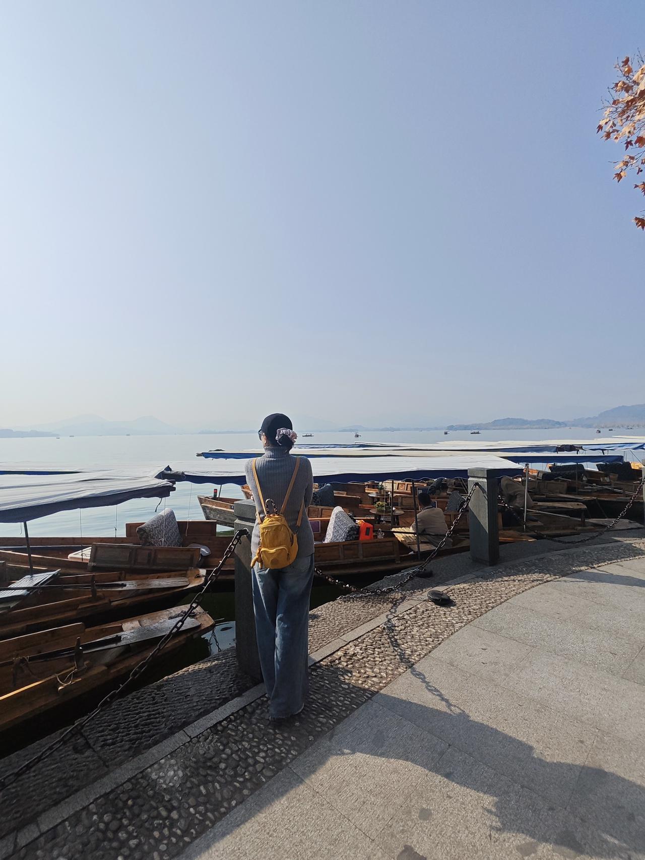 罗素：任何消耗你的人和事，多看一眼都是你的不对。人放纵是本能，自律才是修炼。不要