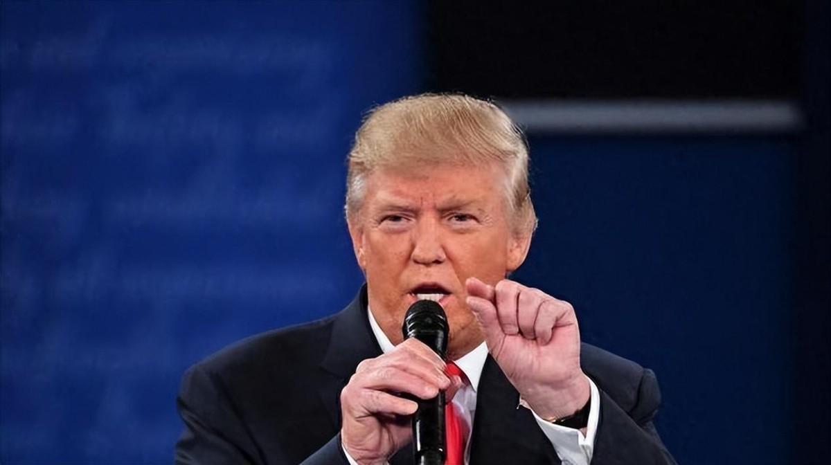 美：老弟呀！咱们商量个事，以后在亚太“降低风险”，和气生财。
中：啥风险？我咋不