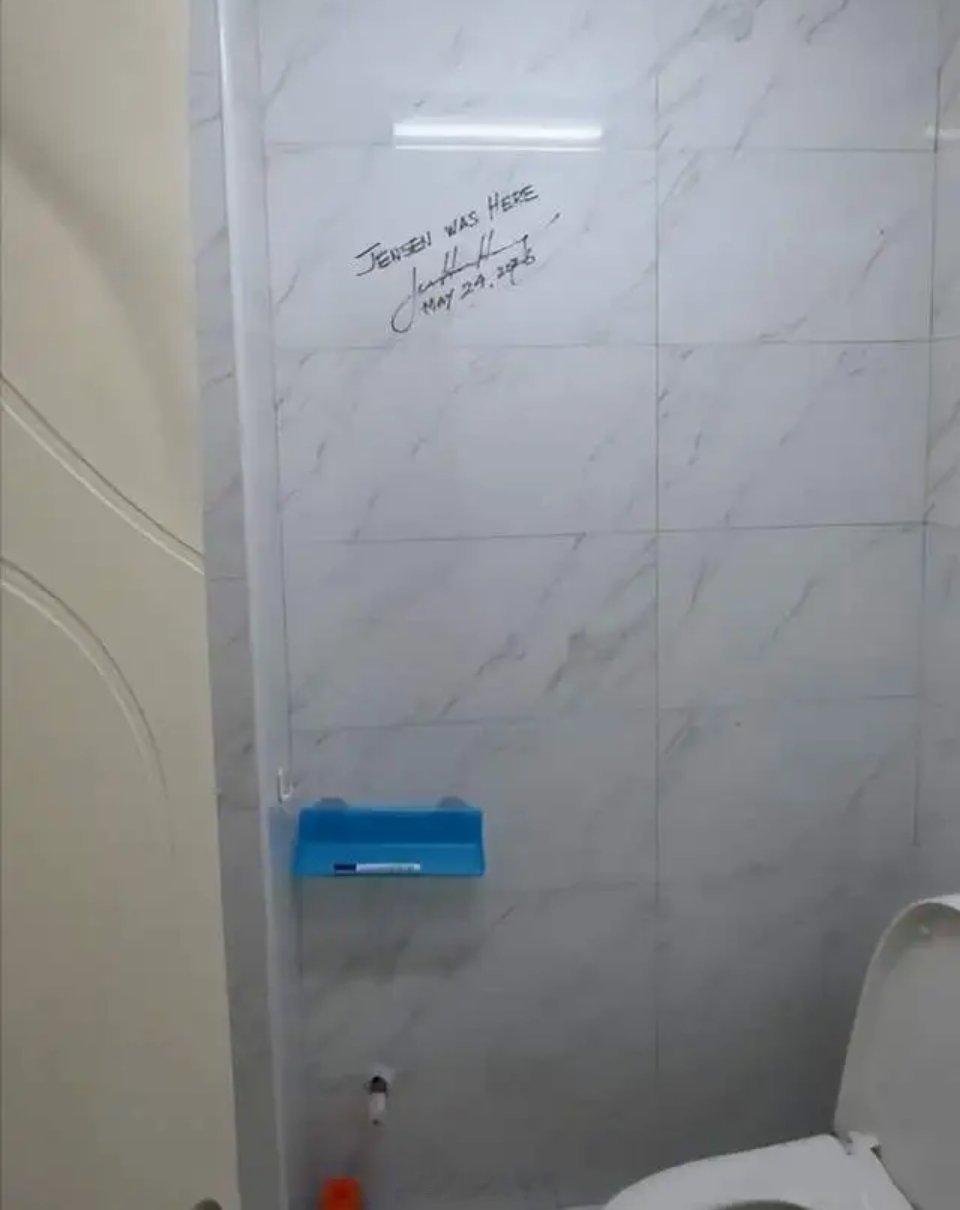 黄仁勋随地大小签，继厕所“到此一游”后，又在烤肉店桌子上留下了亲笔签名。黄仁勋准