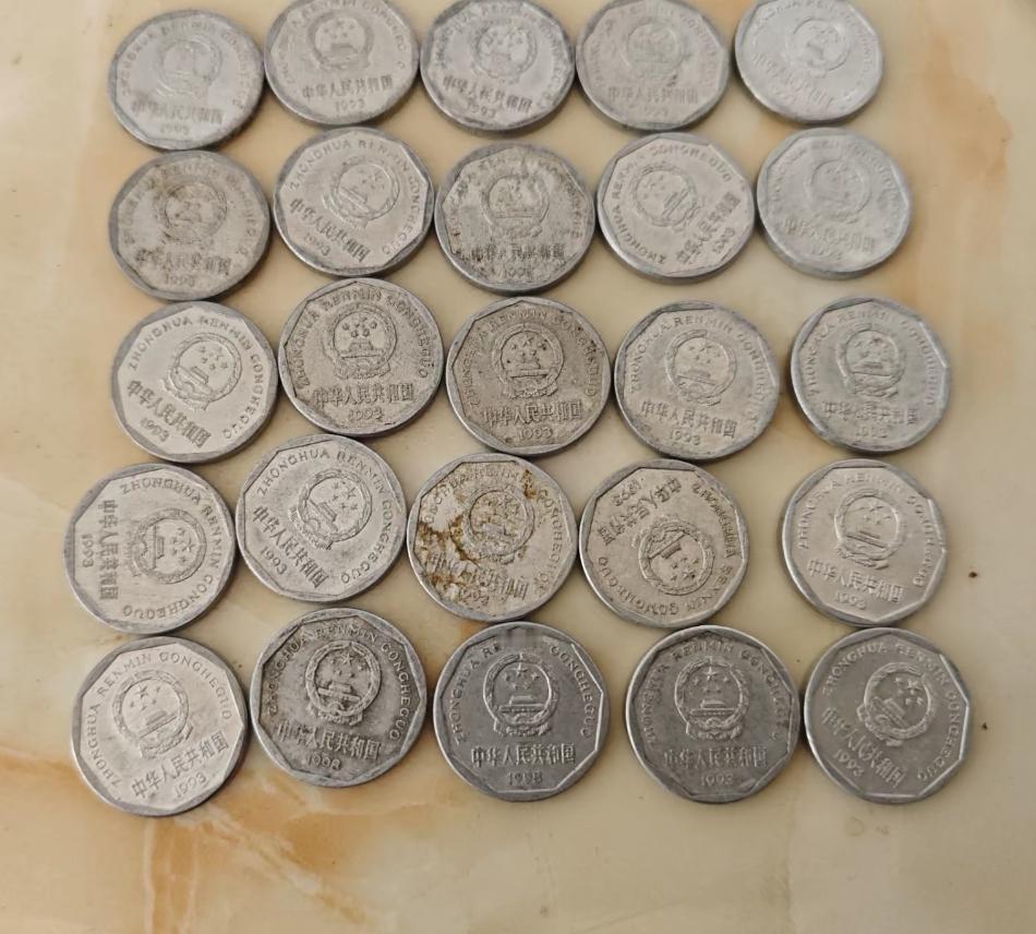 网上老有人说1993年菊花一角能卖16万，可别信这忽悠。这基本就是博眼球，吸引你