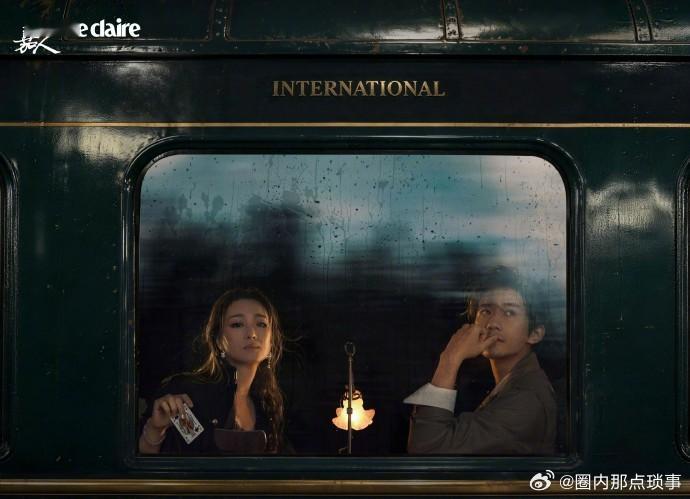 巩俐片场很少看手机巩俐片场不看手机只专注角色 在人人离不开手机的当下，巩俐守住了
