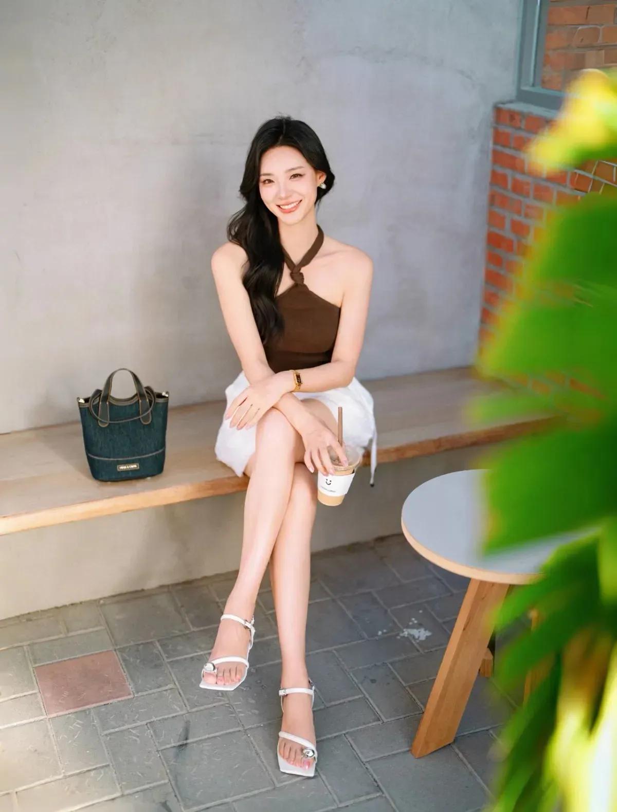 这套穿搭是清新松弛的棕白轻熟风，把随性氛围和精致细节融合。白色衬衫外搭+棕色挂脖