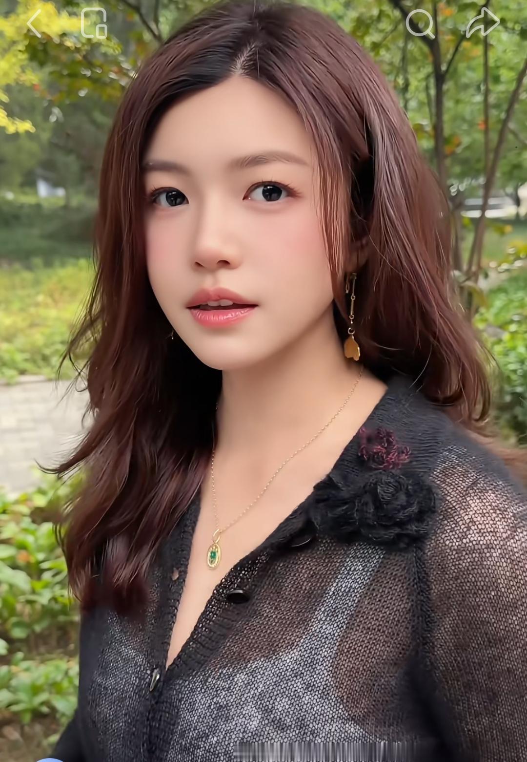 很难相信她的头顶竟然有少许白发了！
她应该年龄不是很大吧！