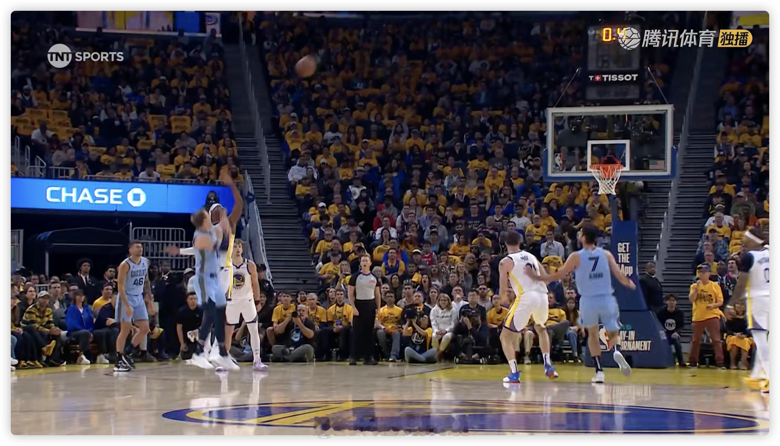 剪视频间隔看了1分钟，被灰熊连追5分肯纳德压哨3分都能有，巴迪今天防守真胯...