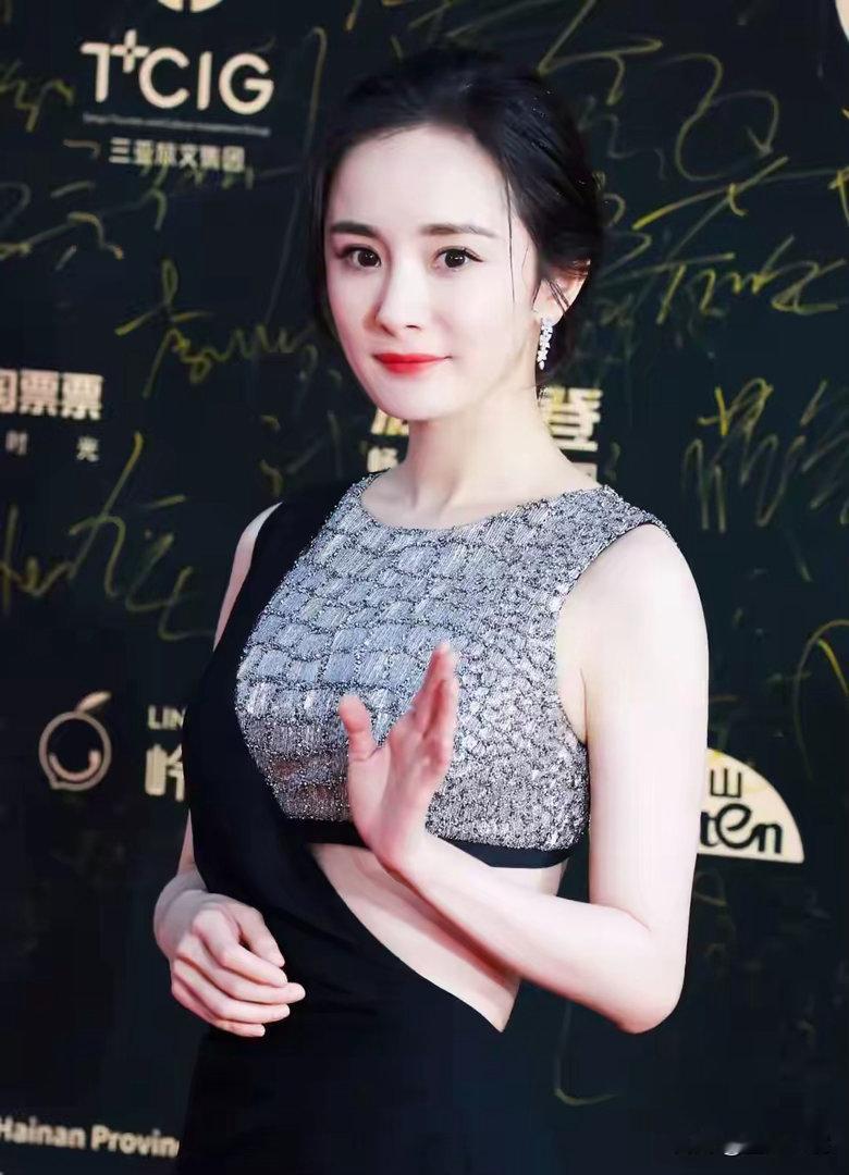 杨幂——电影节女神姐姐，完美设计礼服，露出美腿美腰真是美极了 