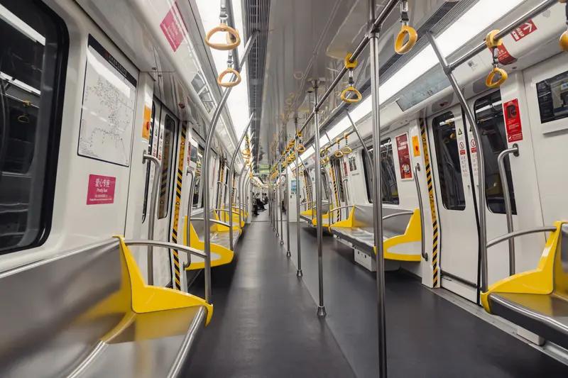 杭州两女子地铁打架 孩子拼命保护妈妈

杭州地铁的一幕，让无数人心头一紧。两个女