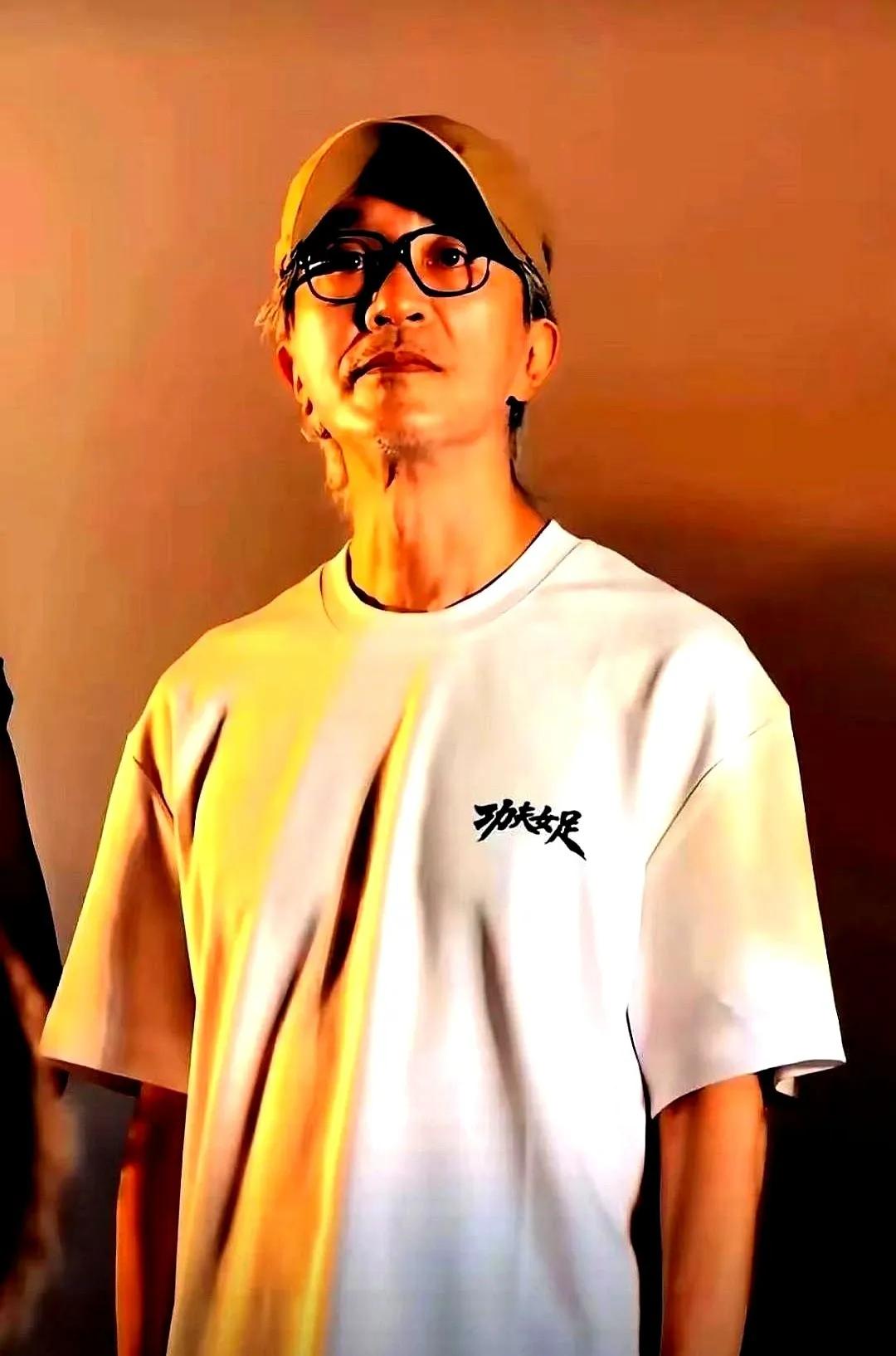 谁能想到，满头白发的周星驰弯下腰，手把手教吴韦仑演戏，那个姿势，和二十年前教吴孟