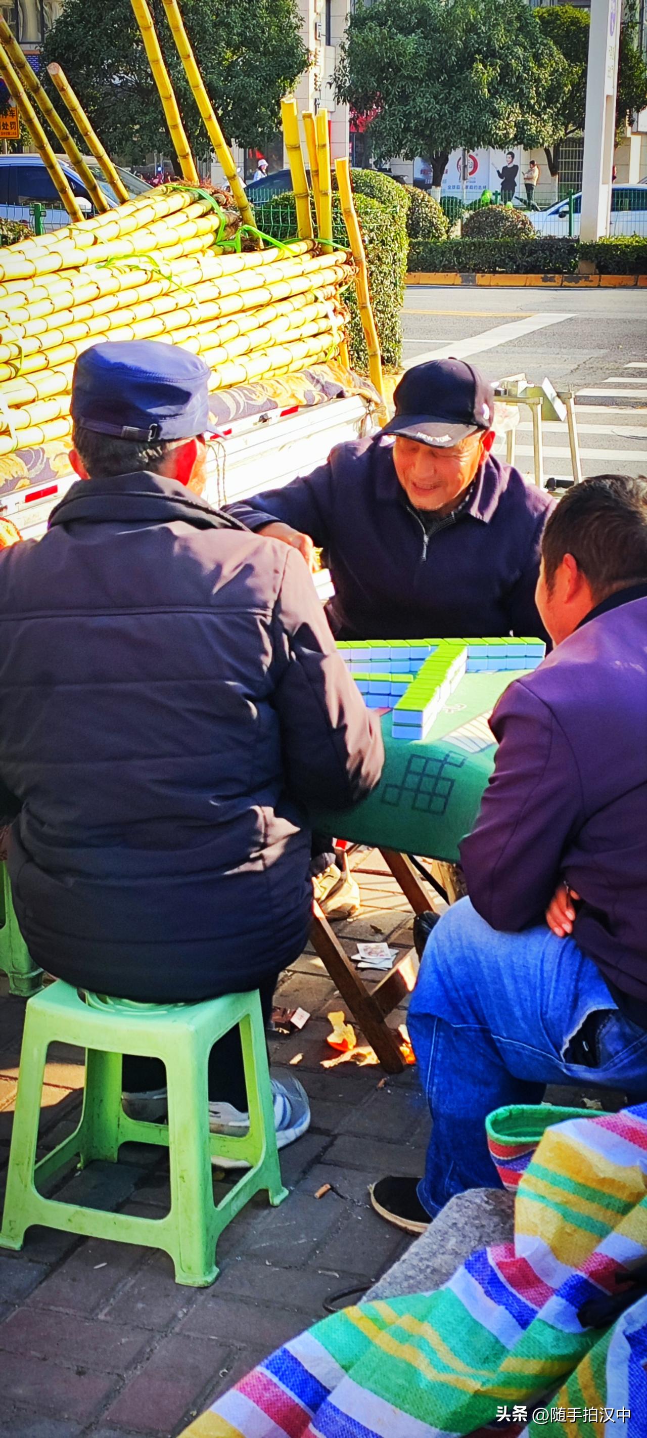 昨日晴朗，穿件长袖衫正好。路边的麻将摊的大爷还裹着棉袄，应是“春捂秋冻”的古训遵