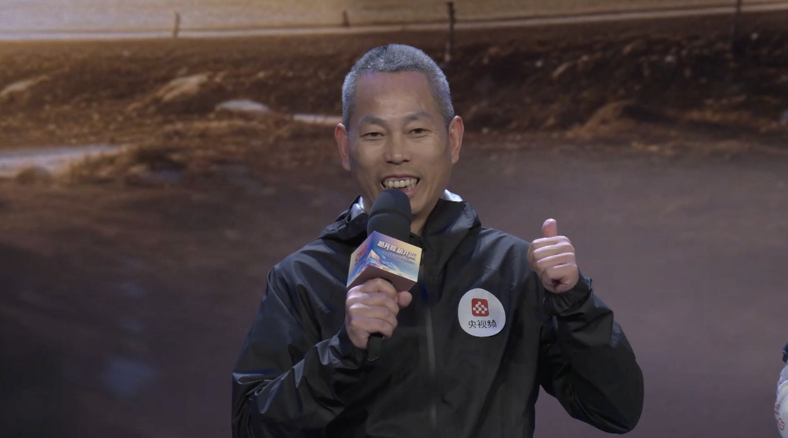 陈楚生也有摩托车情结 陈楚生张雪机车硬核同台陈楚生坦言热爱本身，过程即是收获，这