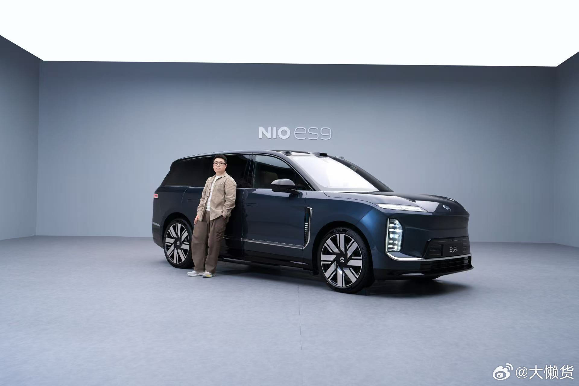 老师太帅了，在蔚来es9 旁边也显得很小据小伙伴说这辆车整整拍了半天时间，能讲的