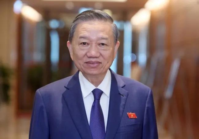 苏林访美，急于达成美越贸易协议，承诺越南不接受商品转运。
今年前7个月，美国对越