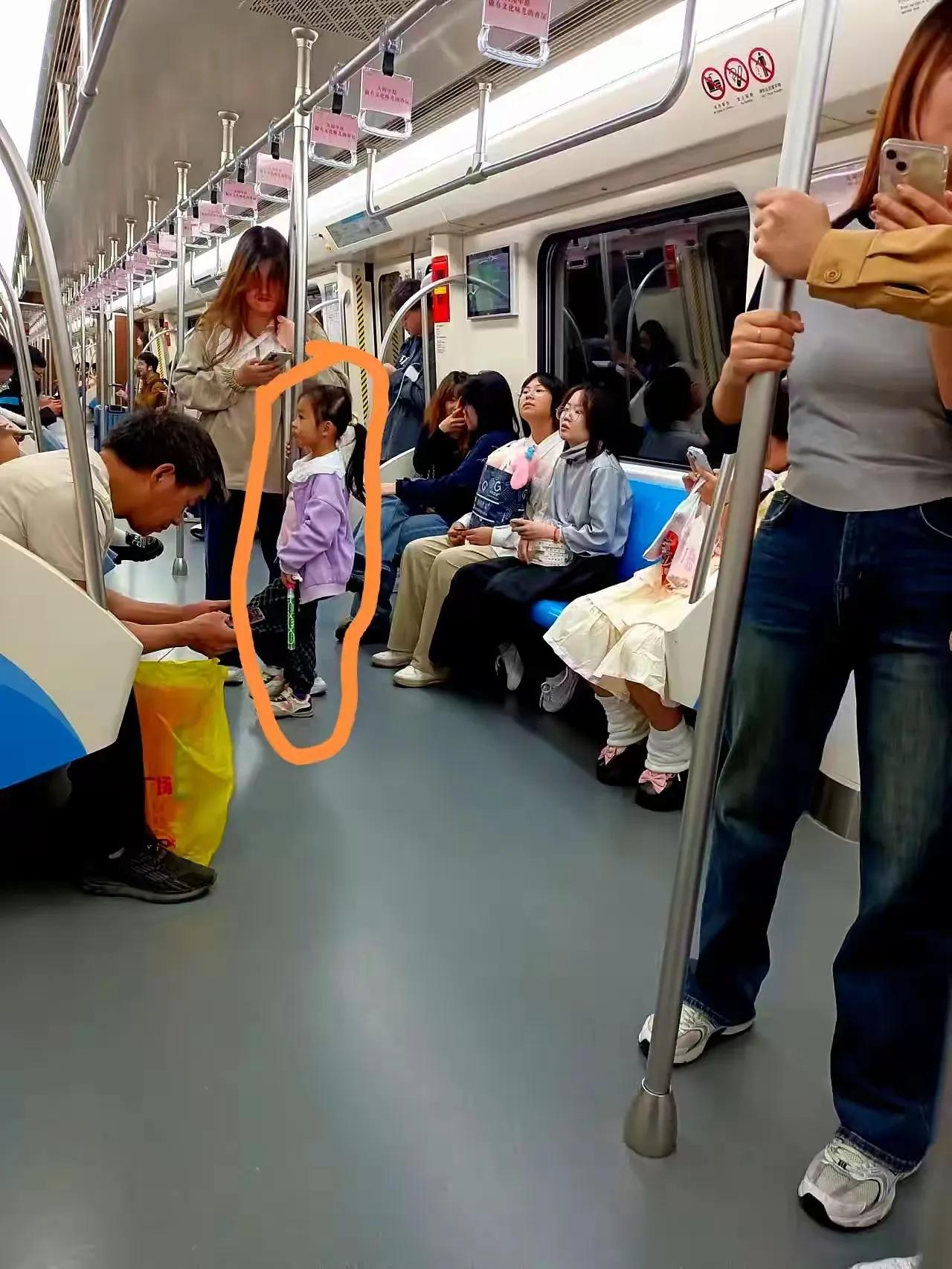 近日，网友吐槽有一个很可爱的小女孩一进站就一直站着，然后地铁上坐着的全是帅哥美女