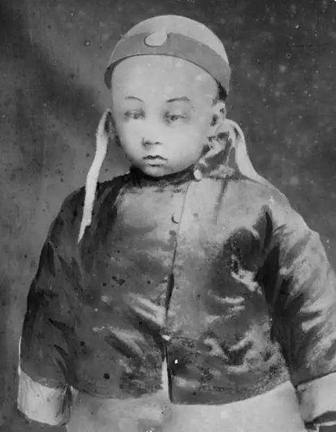 1909年4岁溥仪的他在紫禁城享极致奢靡，月耗200斤猪肉，240只鸡鸭，更被指