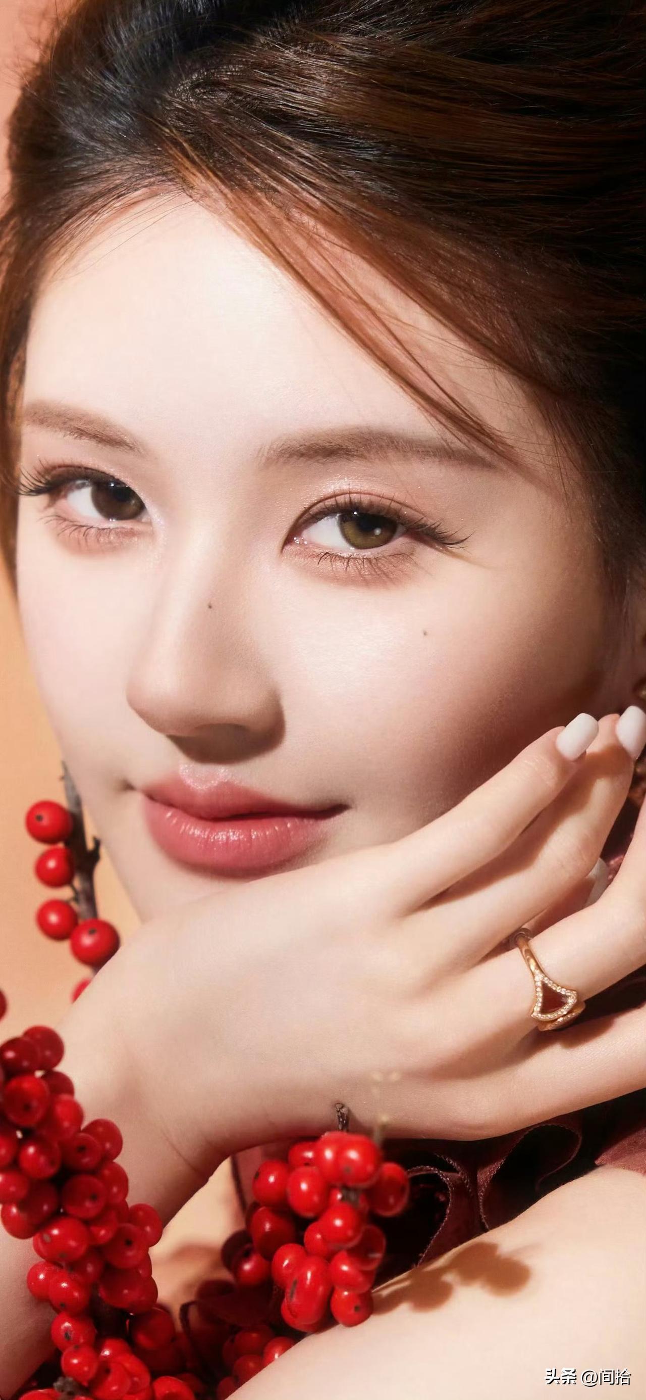 赵露思真就是温柔甜美少女的代名词！在宝格丽活动上，她身穿Georges Hobe