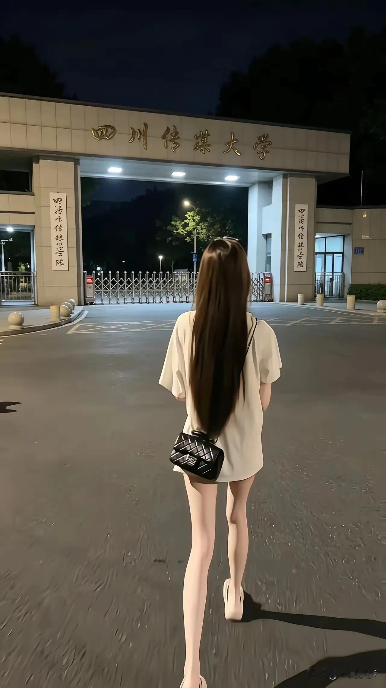 女孩此生最大的遗憾，便是未曾踏入大学校门。故而每次路过这所大学，她总会不由自主地