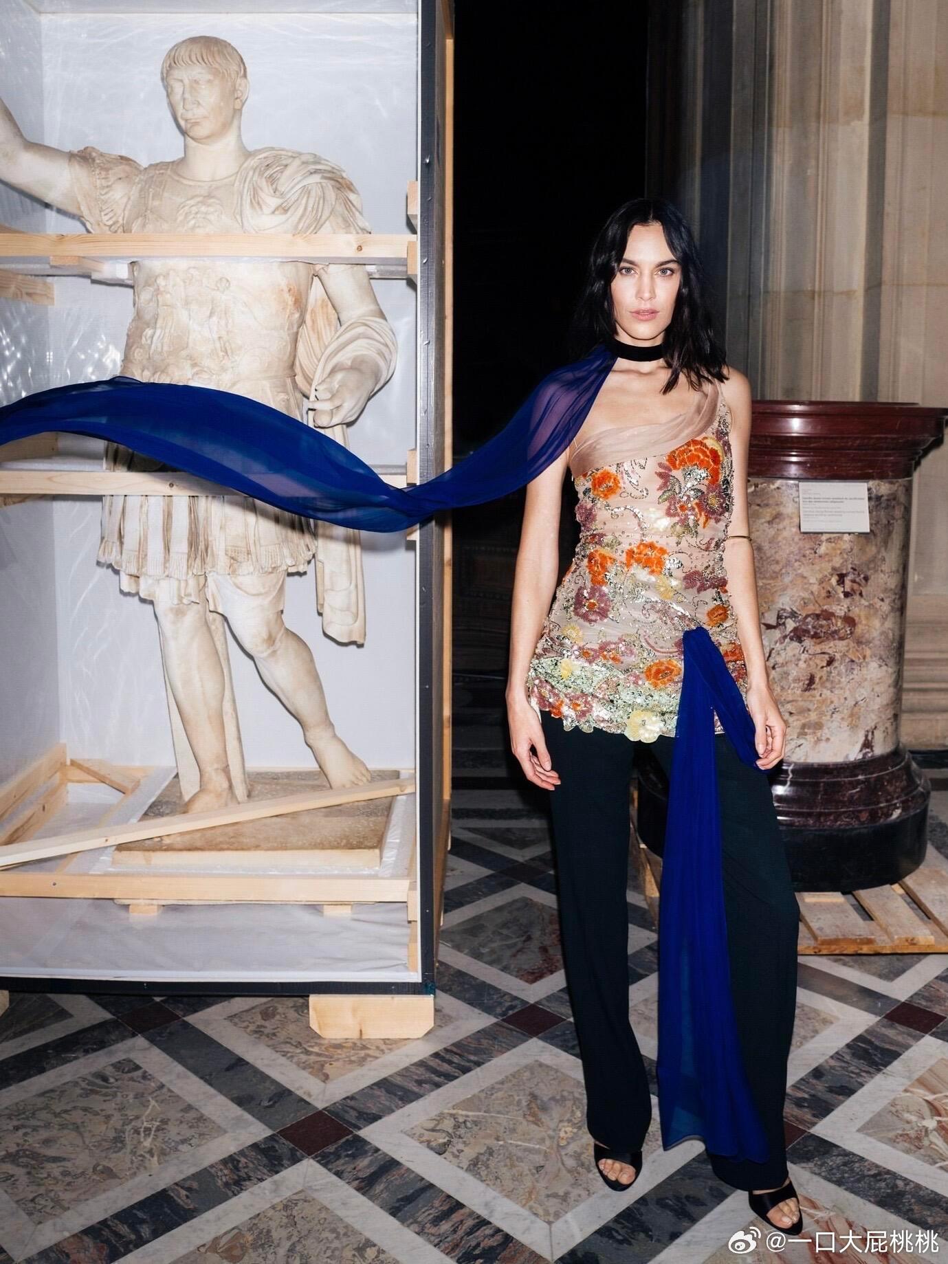 Tyla和Alexa Chung先后上身了同一款Valentino2026春夏成