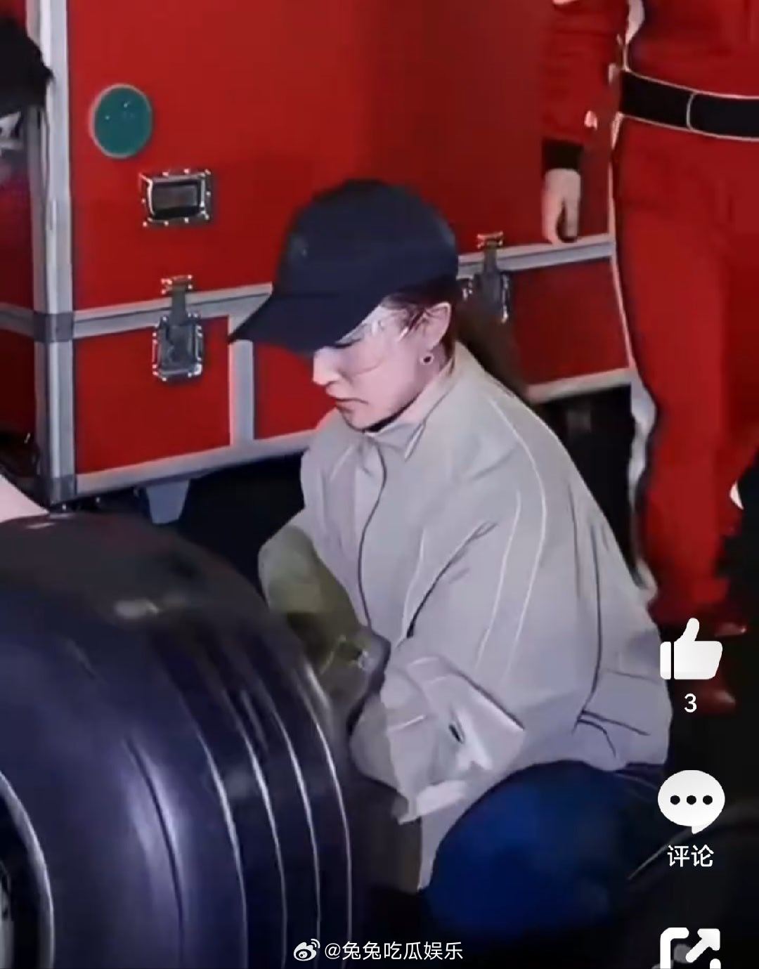 刘亦菲8秒换胎   被帅到了 