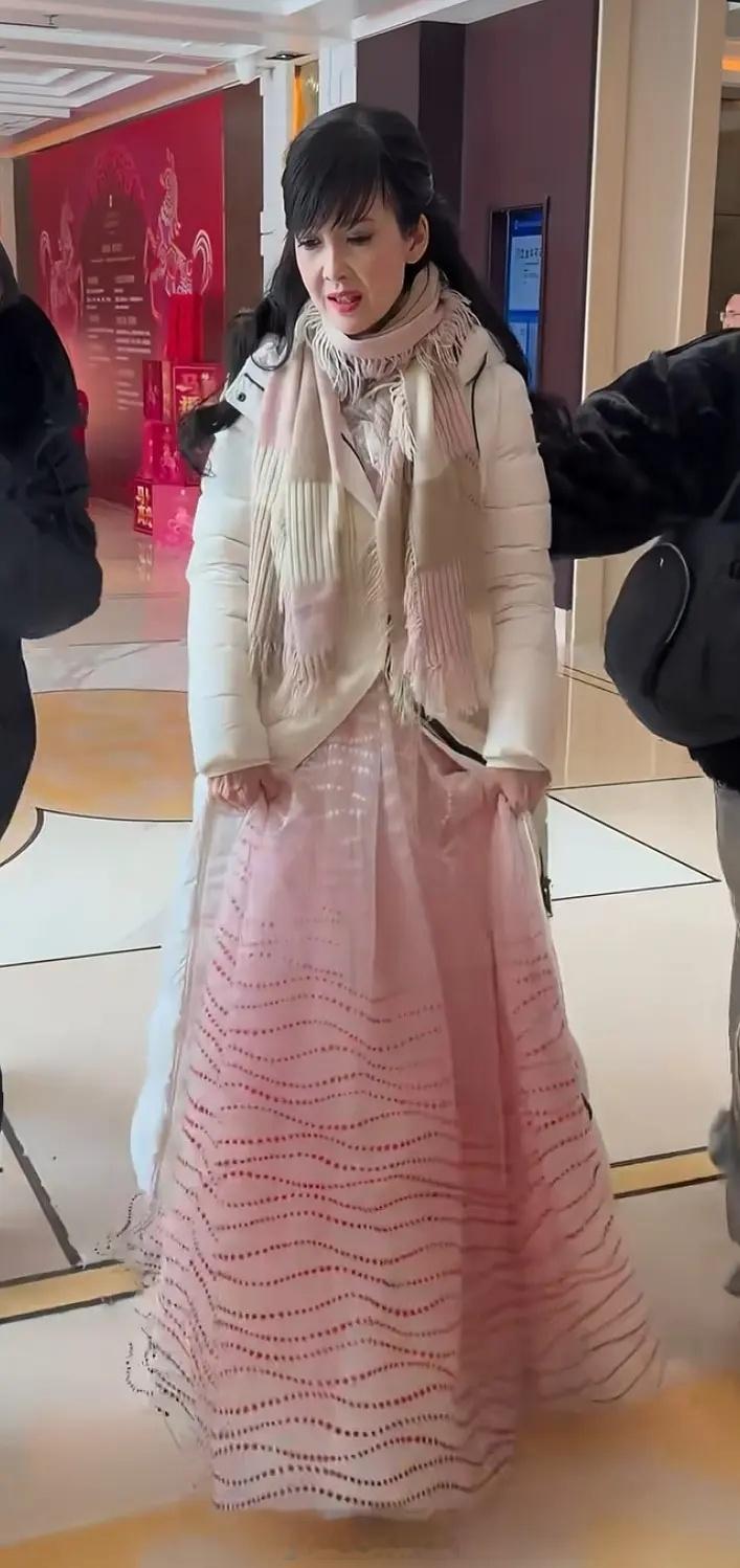 58 岁的周慧敏现在的这个状态怎么样呢？还是很会保养的吧，虽然有岁月的痕迹，但是