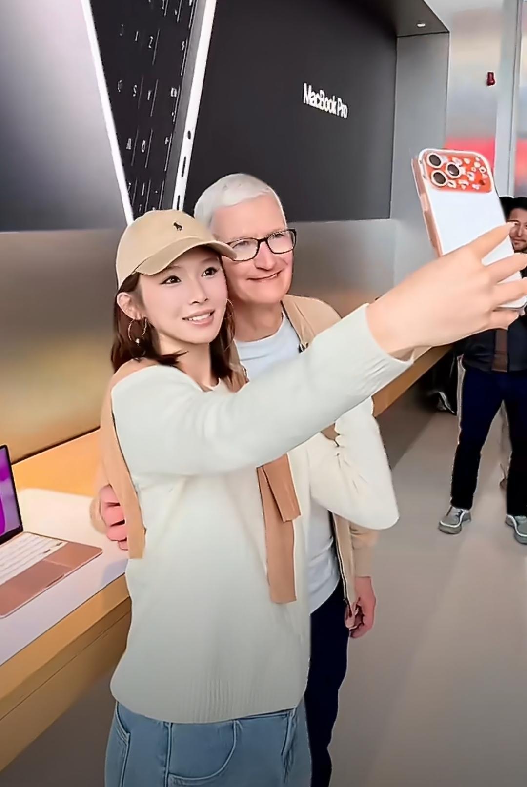 吴艳妮和库克同框自拍。
 
大运动员妮姐举着iPhone咔咔自拍，再放眼看看现在