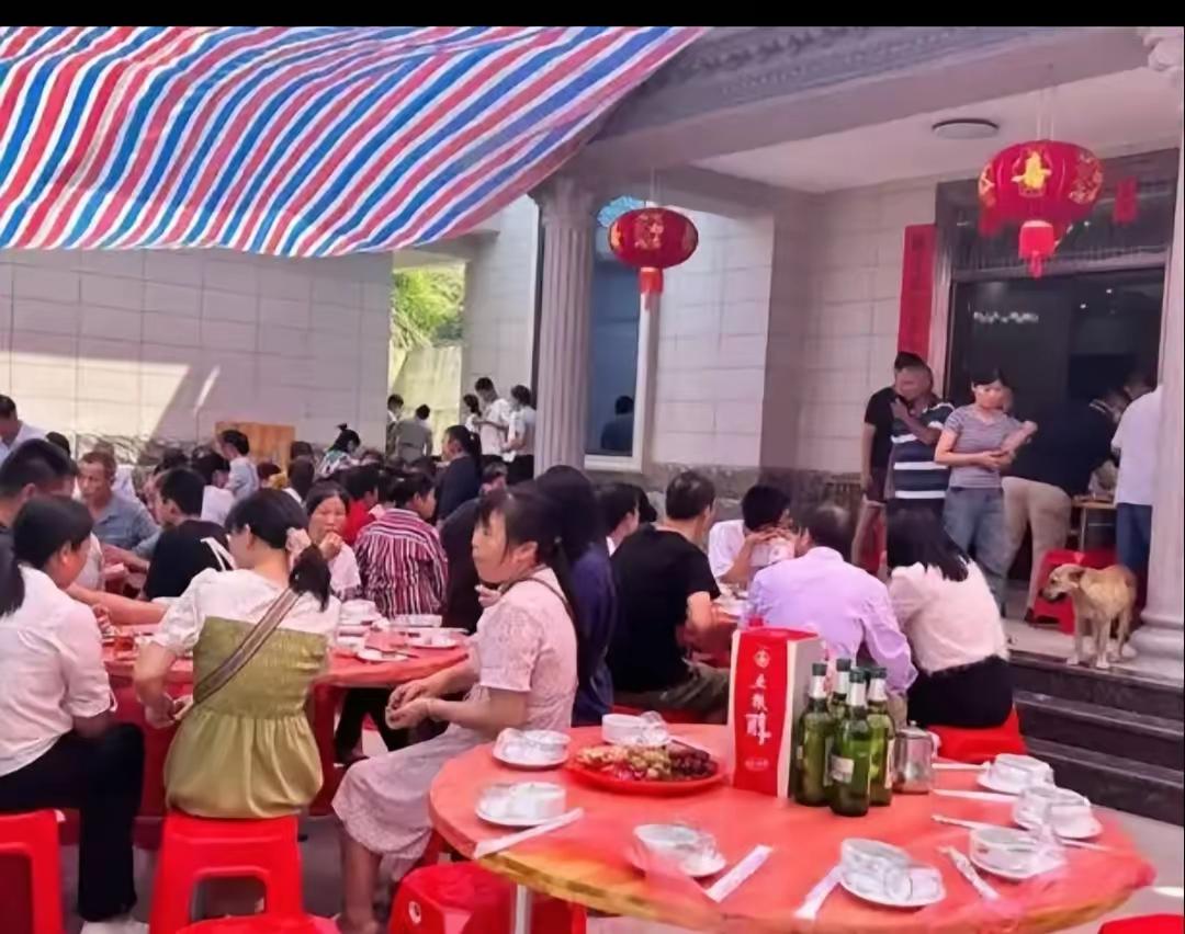 堂姐的儿子10月2号结的婚。原来定的是38桌，备用了一桌，没想到有好几家还带着放