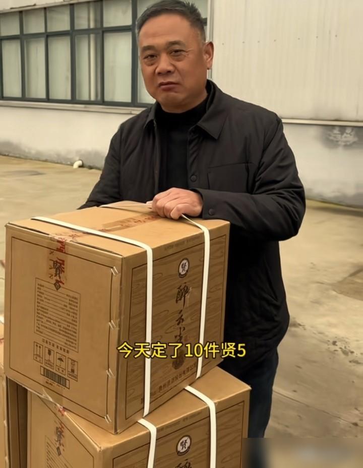200袋牛肉丸，10箱白酒。河南老乡这人情，算得明明白白。
客户下单200袋牛